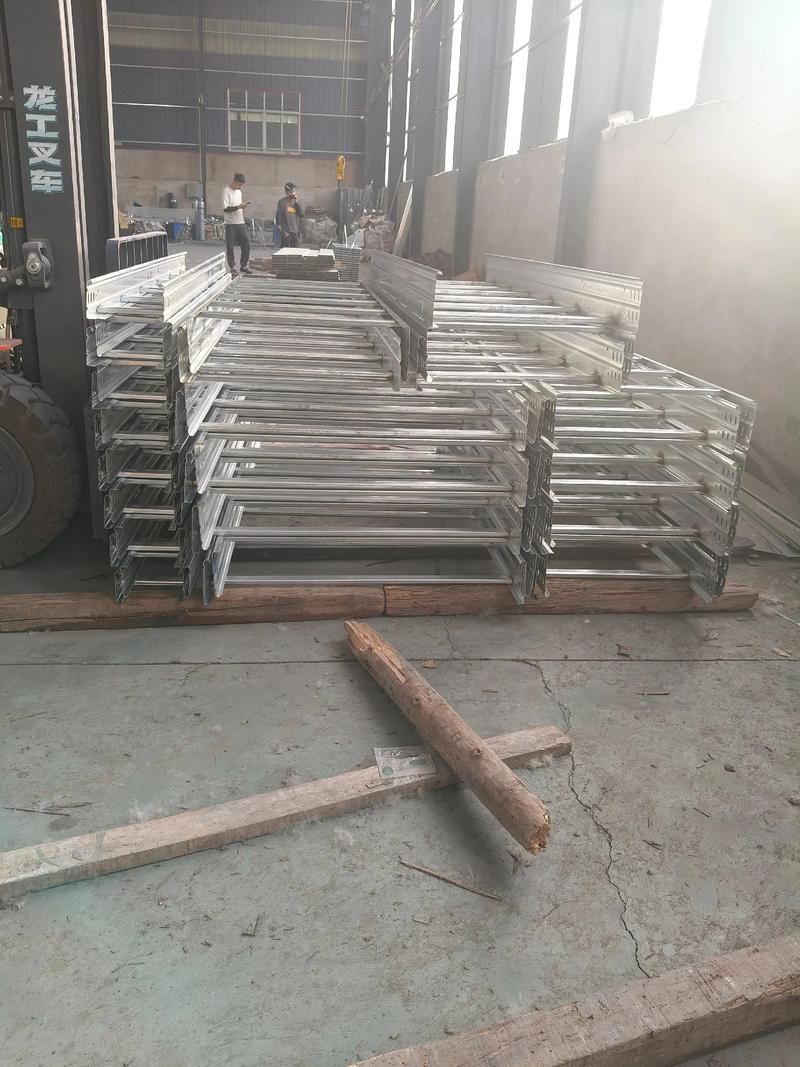 橋架產(chǎn)品介紹 梯式、槽式防火與鍍鋅鋁合金槽隔板